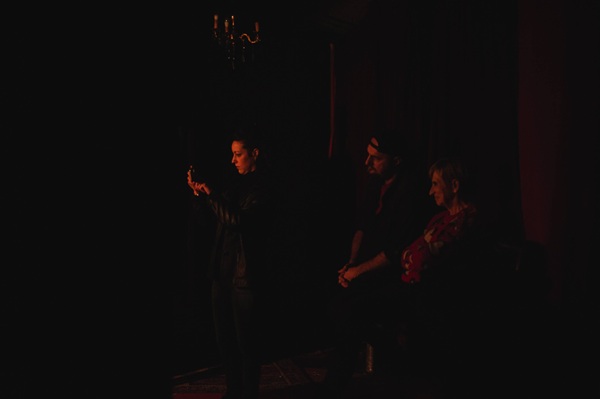 photo de trois personnes en coulisse