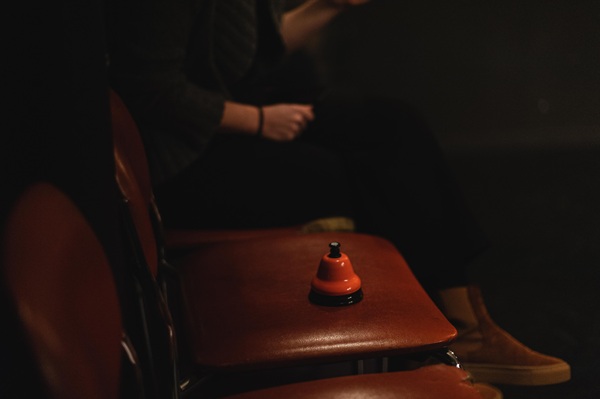 photo d'une cloche posée sur un siège de théâtre