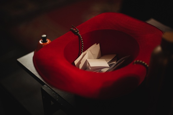 photo d'un chapeau posé sur une table avec des papiers à l'intérieur
