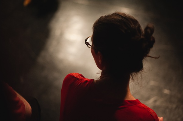 photo d'une femme vue en hauteur sur scène