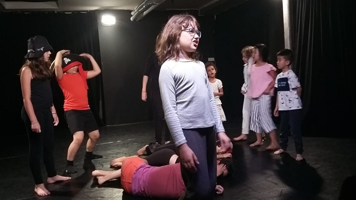 stage de théâtre pour les enfants et les ados aux Ateliers Comédie