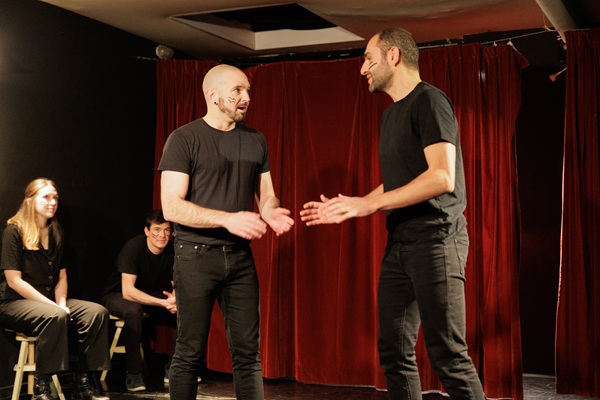 Deux hommes sur scène