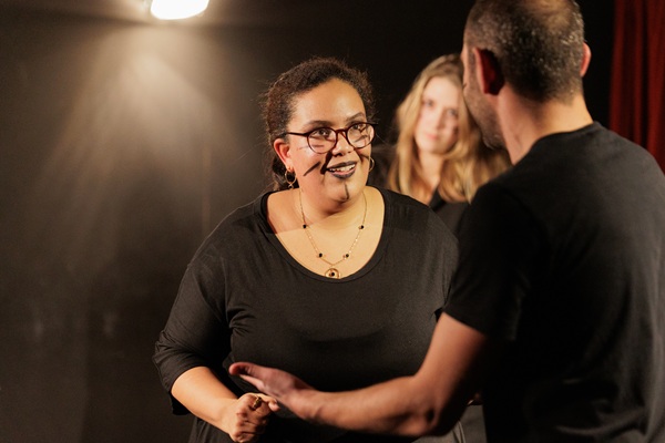 Femme qui joue une pièce de théâtre