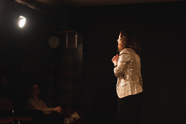 Comédienne sur scène parlant à son public.