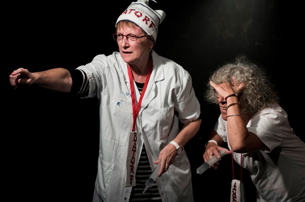 Deux femmes séniors qui jouent une pièce de théâtre