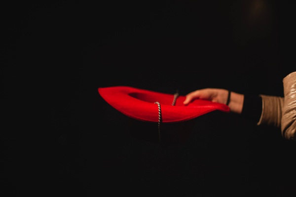 photo d'un chapeau tenu par une main